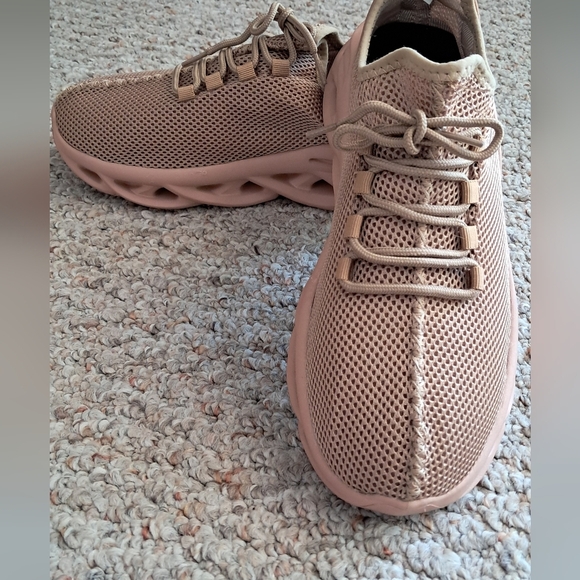 Stylish Tan/peach Sneakers NWOT - Picture 3 of 10